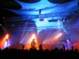 Bily et New Order sur scne pendant l't 2001